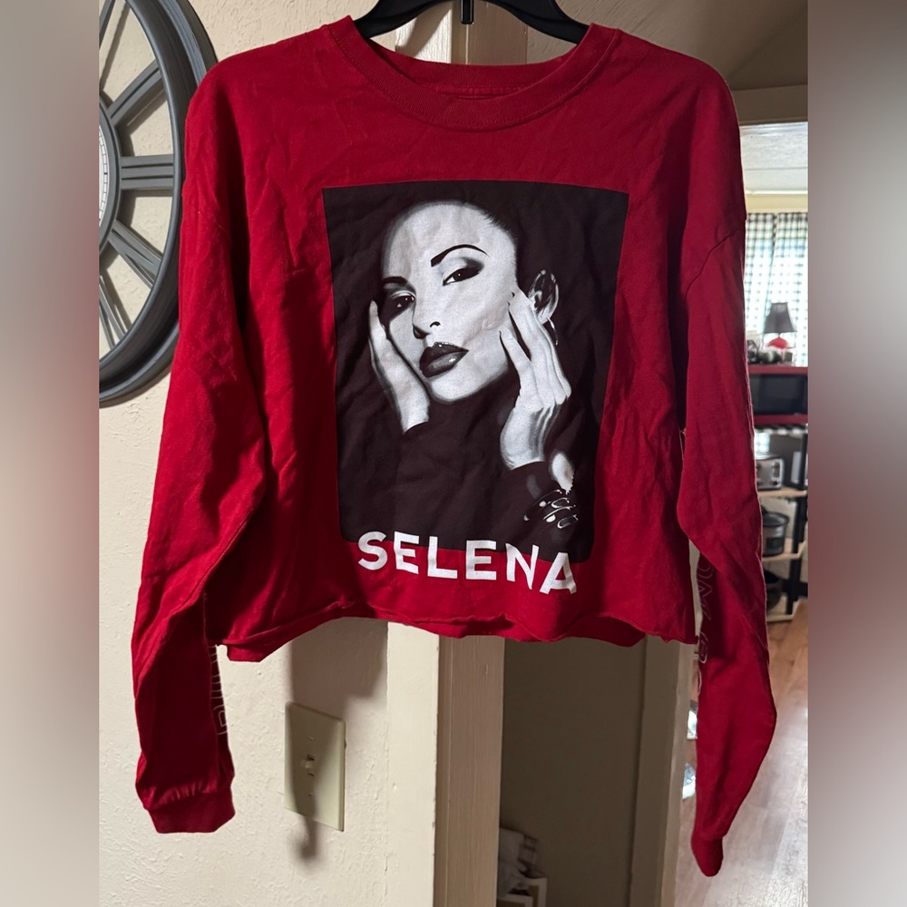 ALMOST NEW! Selena Red Graphic Women's Top - Size XL